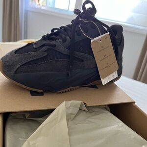 Adidas Yeezy boost 700 black size 4